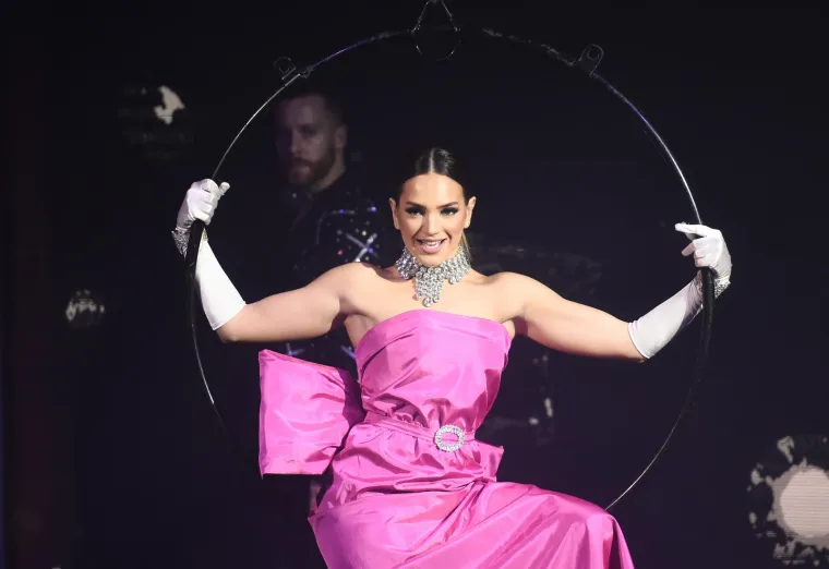 Seksi plesačice (raz)odjevene u domina stilu nisu se štedjele na rekvizitima, a šou su upotpunili i posebni frajeri