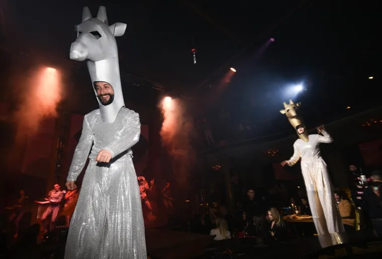 Seksi plesačice (raz)odjevene u domina stilu nisu se štedjele na rekvizitima, a šou su upotpunili i posebni frajeri