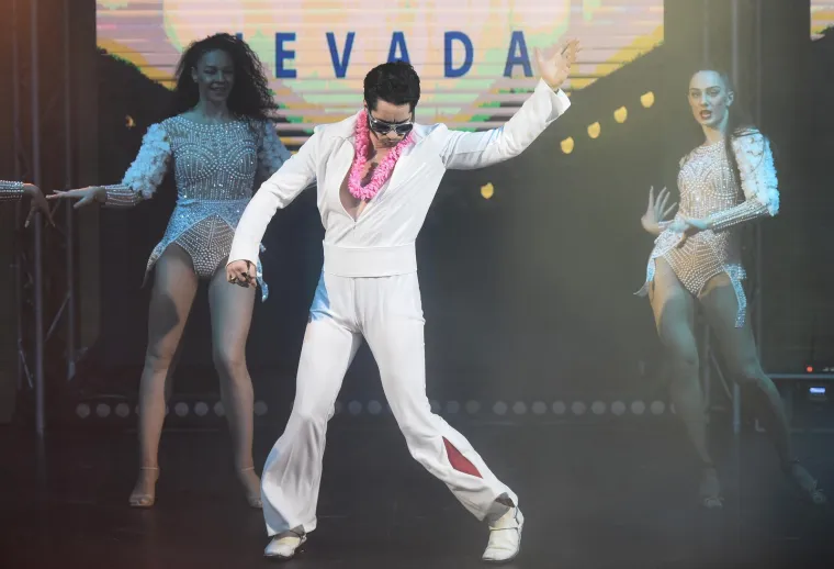 Seksi plesačice (raz)odjevene u domina stilu nisu se štedjele na rekvizitima, a šou su upotpunili i posebni frajeri