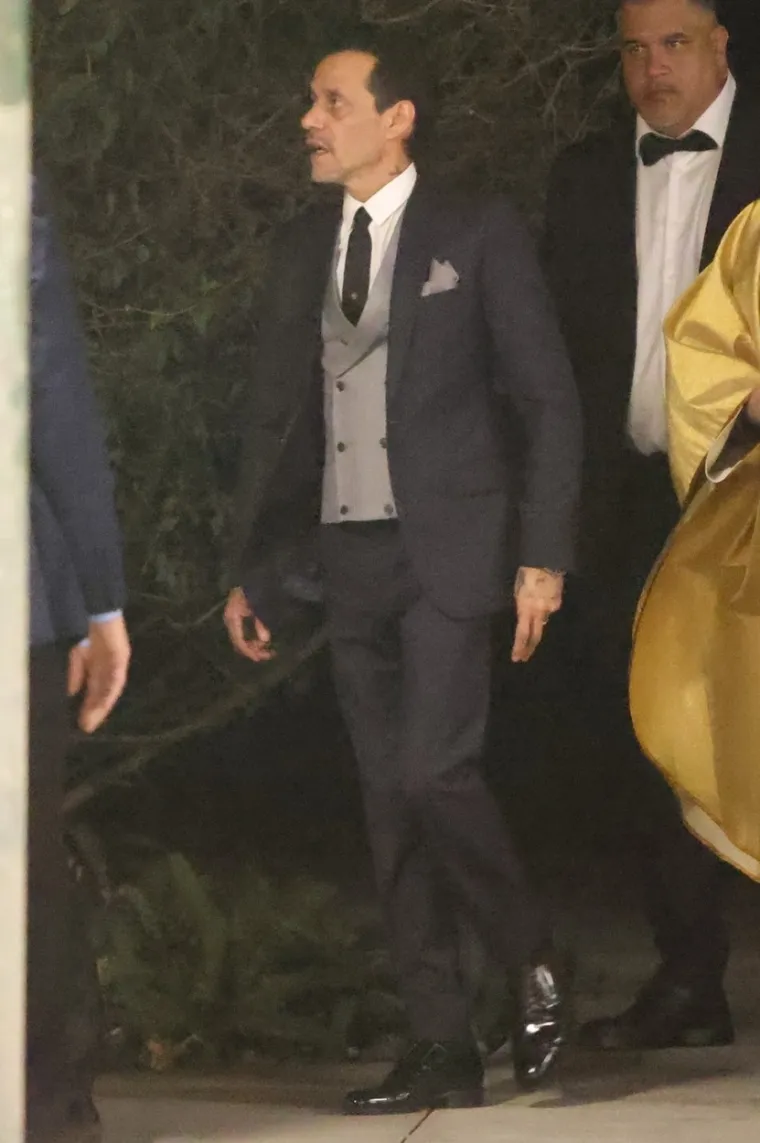 Marc Anthony je za svoje četvrto vjenčanje odabrao klasično crno odijelo brenda Christian Dior, koje je kombinirao sa sivim prslukom i bijelom svečanom košuljom.
