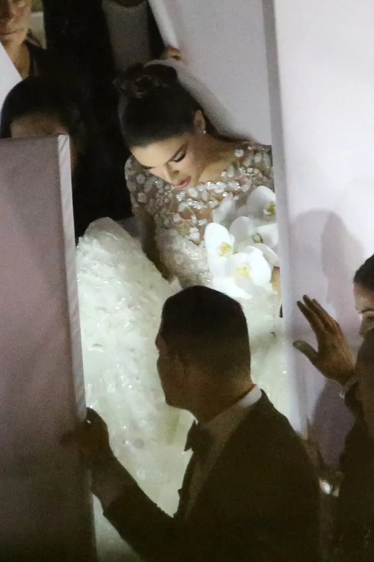 Nadia je pak za proslavu vjenčanja nakon ceremonije promijenila modnu kombinaciju. Odjenula je bijeli sako sa svjetlucavim detaljima, a na fotografijama je pokazala prsten. Fotografije odlične atmosfere objavila je Victoria Beckham i napisala: &quot;Čestitam, gospođo i gospodine Muniz. Volimo vas oboje puno i bila nam je čast biti dio vašeg posebnog dana te proslaviti vašu ljubav.&quot;