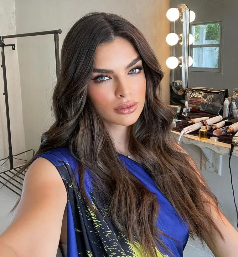 Kao manekenka, Ferreira je prvi put stekla priznanje 2018., nakon što je odabrana da prošeta na reviju 2018. za Custo Barcelona na New York Fashion Weeku. Od tada se pojavila u Harper&apos;s Bazaaru, Cosmopolitanu, L&apos;Officielu i Robb Report Singapore. Prije toga, Ferreira je postala lokalno slavna nakon sudjelovanja u Telefuturo&apos;s Parodiando, televizijskoj emisiji iz 2015. u kojoj sudionici izvode parodije na poznate pjevačice, a ona je izvodila parodije na Taylor Swift i Violettu.