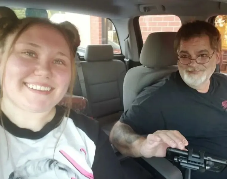 Inače, Paul je 24 godine stariji od Sydney, radi kao kamiondžija, a ona ga je nahvalila kao savršenog muža.