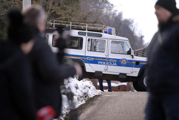 Ovo su fotografije s mjesta stravične tragedije u Zagorju. Tijelo bebe pronađeno u grabi uz cestu