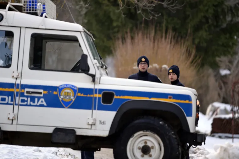 Ovo su fotografije s mjesta stravične tragedije u Zagorju. Tijelo bebe pronađeno u grabi uz cestu