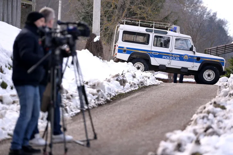 Ovo su fotografije s mjesta stravične tragedije u Zagorju. Tijelo bebe pronađeno u grabi uz cestu