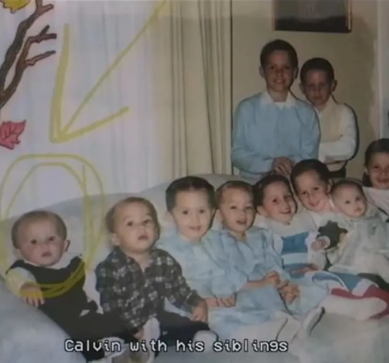 “Imao sam pet roditelja u istoj kući: jednog tatu, moju biološku mamu i tri druge mame”, otkrio je Wayman u novoj epizodi Trulyjeve &apos;My Extraordinary Family&apos;. “Također imam 44 braće i sestara”, objasnio je.