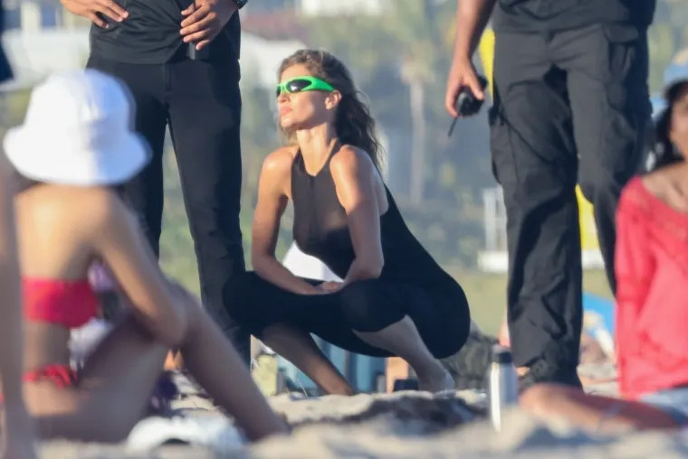 Gisele Bündchen odradila vrući fotosession na plaži, a pritom je pokazala gotovo sve kritične dijelove tijela