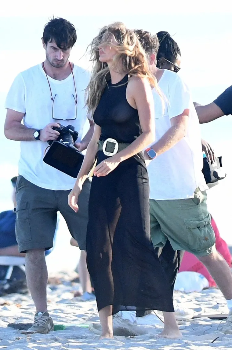 Gisele Bündchen odradila vrući fotosession na plaži, a pritom je pokazala gotovo sve kritične dijelove tijela