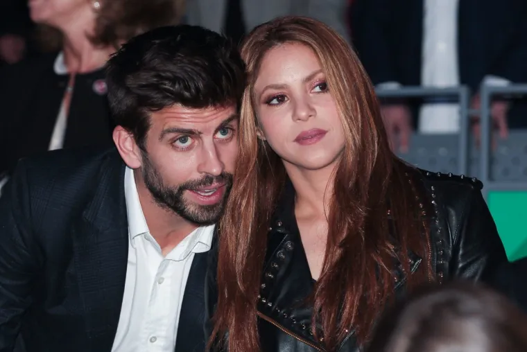 Kako pišu španjolski mediji, nova pjesma nastala je u suradnji s kolumbijskom pjevačicom Karol G s kojom je Shakira videospot snimila u samo dva dana. Karol G se prije nekoliko dana pojavila na jednoj NBA utakmici u majici s ispisanim stihovima Shakirine nove pjesme kao znak podrške pjevačici u drami između nje i nogometaša. 