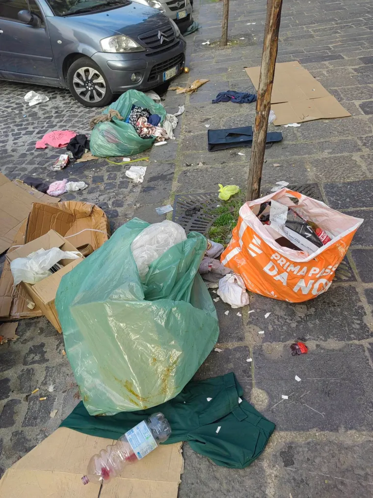 Mislite da je Zagreb gori od Napulja? Ovako izgledaju ulice talijanskog grada: Madraci, stolice, tepisi, kupus i smeće na sve strane