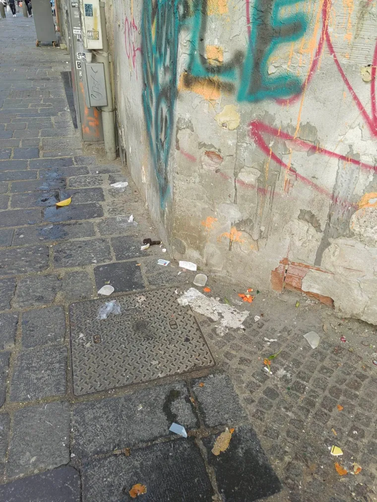 Mislite da je Zagreb gori od Napulja? Ovako izgledaju ulice talijanskog grada: Madraci, stolice, tepisi, kupus i smeće na sve strane