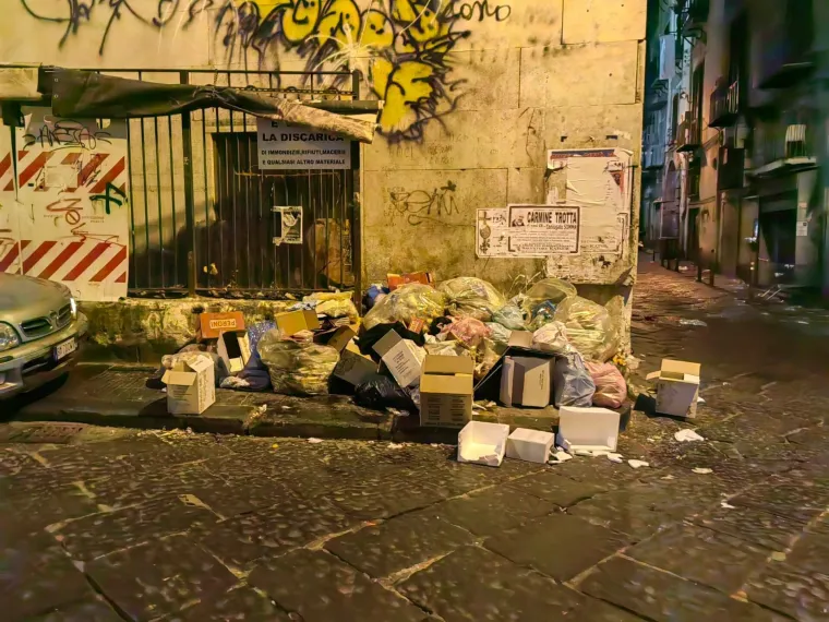 Mislite da je Zagreb gori od Napulja? Ovako izgledaju ulice talijanskog grada: Madraci, stolice, tepisi, kupus i smeće na sve strane