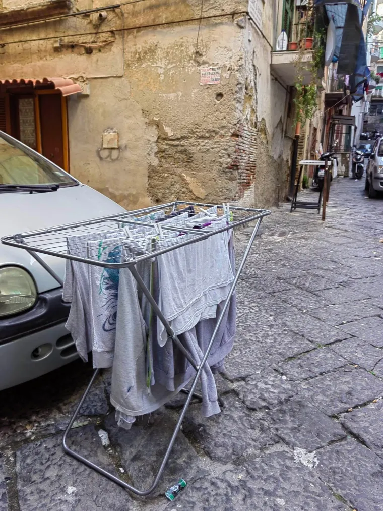 Mislite da je Zagreb gori od Napulja? Ovako izgledaju ulice talijanskog grada: Madraci, stolice, tepisi, kupus i smeće na sve strane