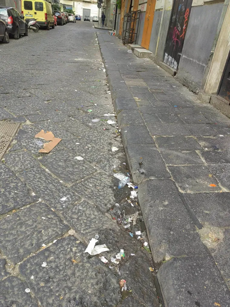 Mislite da je Zagreb gori od Napulja? Ovako izgledaju ulice talijanskog grada: Madraci, stolice, tepisi, kupus i smeće na sve strane