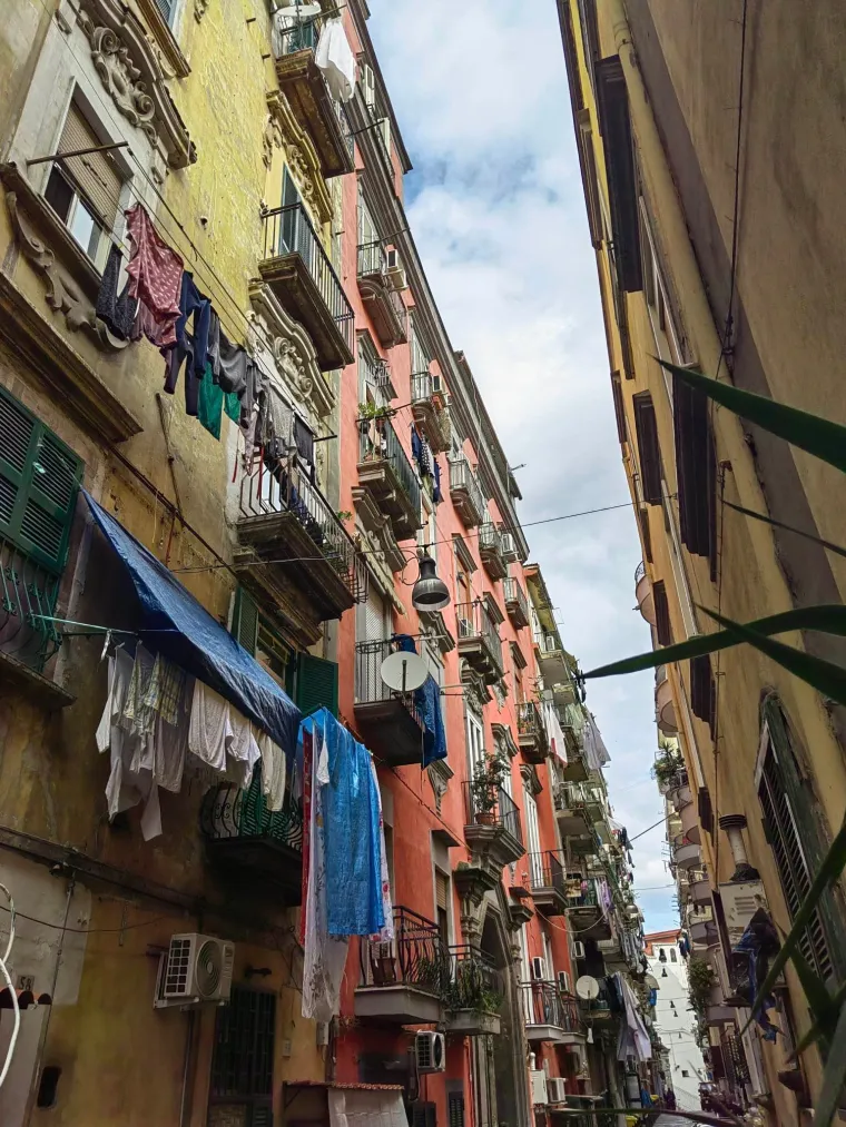 Mislite da je Zagreb gori od Napulja? Ovako izgledaju ulice talijanskog grada: Madraci, stolice, tepisi, kupus i smeće na sve strane