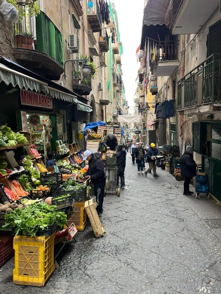 Mislite da je Zagreb gori od Napulja? Ovako izgledaju ulice talijanskog grada: Madraci, stolice, tepisi, kupus i smeće na sve strane
