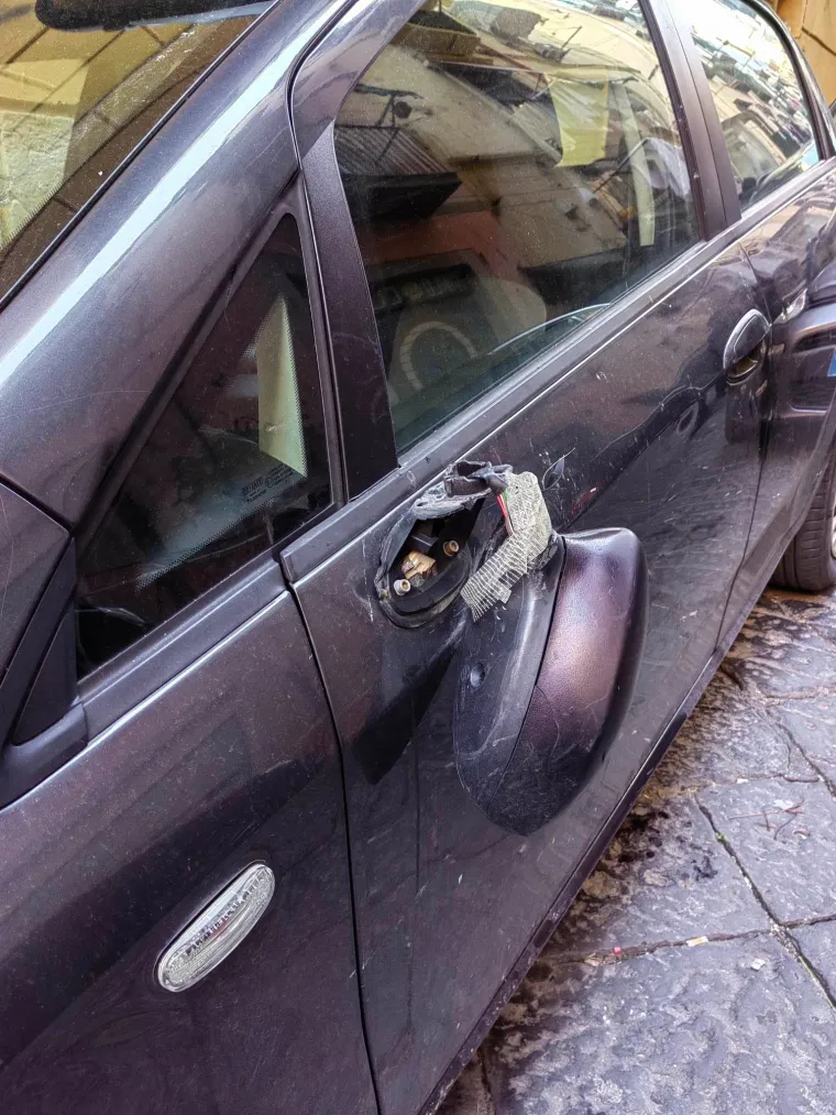 Mislite da je Zagreb gori od Napulja? Ovako izgledaju ulice talijanskog grada: Madraci, stolice, tepisi, kupus i smeće na sve strane