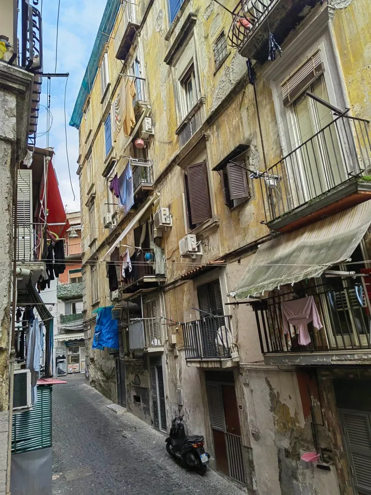 Mislite da je Zagreb gori od Napulja? Ovako izgledaju ulice talijanskog grada: Madraci, stolice, tepisi, kupus i smeće na sve strane