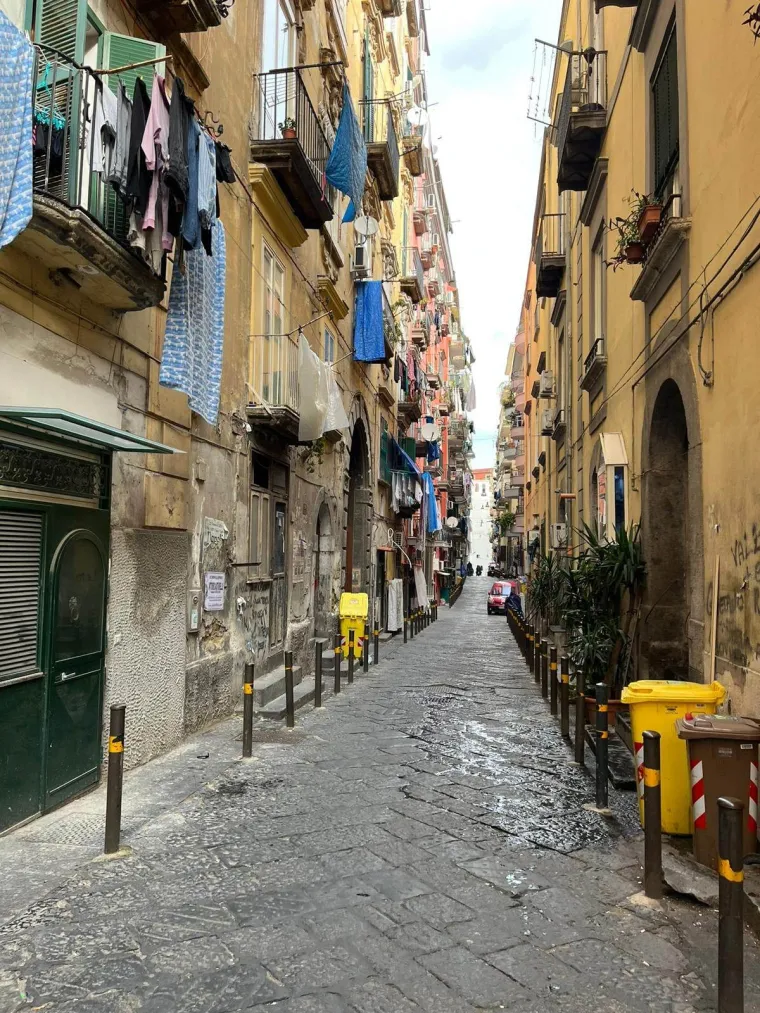 Mislite da je Zagreb gori od Napulja? Ovako izgledaju ulice talijanskog grada: Madraci, stolice, tepisi, kupus i smeće na sve strane