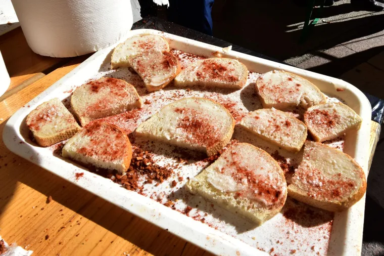 3. Kruh, mast i mljevena crvena paprika: Iako će mnoge starije ljude podsjetiti na djetinjstvo, ovo jelo je nezamislivo za našu djecu.