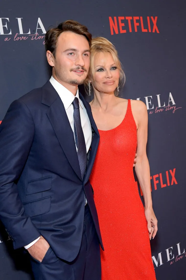 Pamela Anderson se pojavila u haljini inspiriranoj kupaćim kostimom koji nijednoj nije stajao tako kao njoj