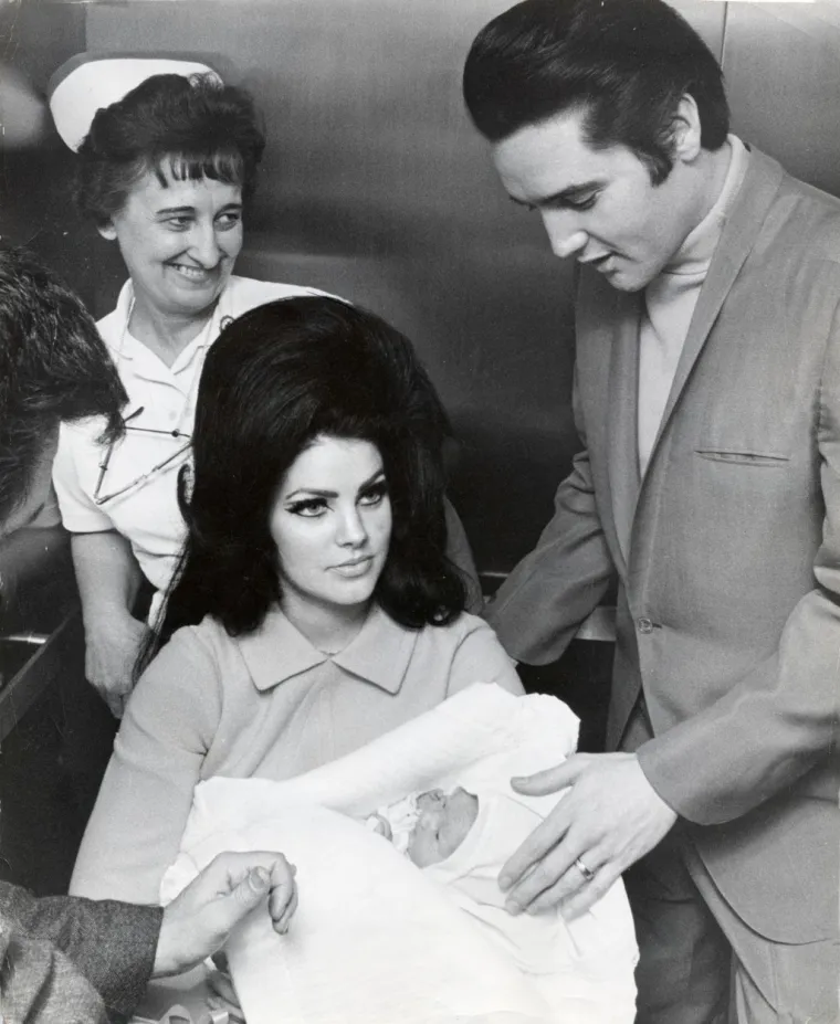 Priscilla i Elvis odmah su se svidjeli jedno drugome, no ona inzistira na tome da tada nije bilo ništa seksualno između njih. To će doći mnogo kasnije. On je mlađahnoj djevojci otvorio srce govoreći o svojoj majci Gladys koja je umrla godinu dana ranije od srčanog udara.

