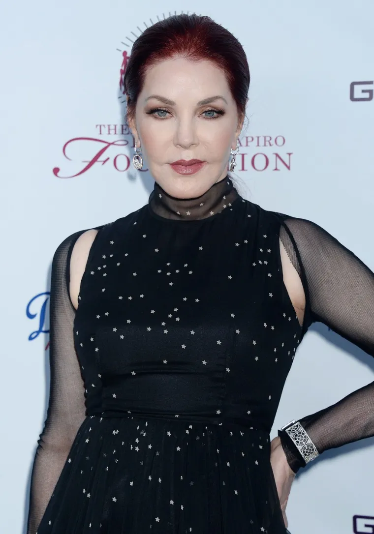 Pravni postupak uslijedio je manje od tjedan dana nakon što je obitelj Lise Marie Presley prisustvovala javnoj misi zadušnici za nju na obiteljskom imanju Graceland u Memphisu.