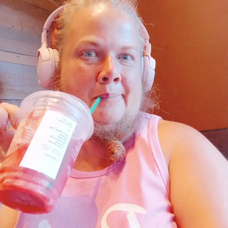 Drugi joj raspliće bradu, a nekolicina je voli: Zatekla je priznanjem s koliko se mu&scaron;karaca seksa iako je udana