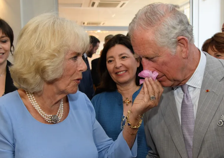 "Harry je jasno dao do znanja da ideja da će on samo prisustvovati krunidbi i pristojno se pona&scaron;ati, ali da će mu potom biti oduzeta titula, nije bila dobra. Iako bi u nekom trenutku mogao odlučiti odbaciti titule svojom voljom, protivi se ideji da mu ih se nasilno oduzme", istaknuo je izvor.