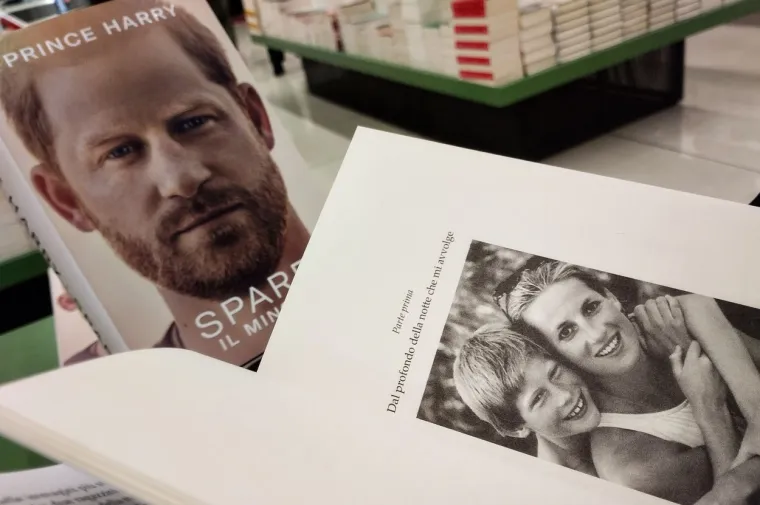 Unatoč kraljevoj dostojanstvenoj &scaron;utnji o tvrdnjama objavljenim u "Spareu", insajderi kažu da je Charles bio "bijesan" zbog napada svog sina na njegovu suprugu Camillu. On ju je, naime, nazvao "opasnom" i "lo&scaron;om" u intervjuima kad je imao promociju knjige.