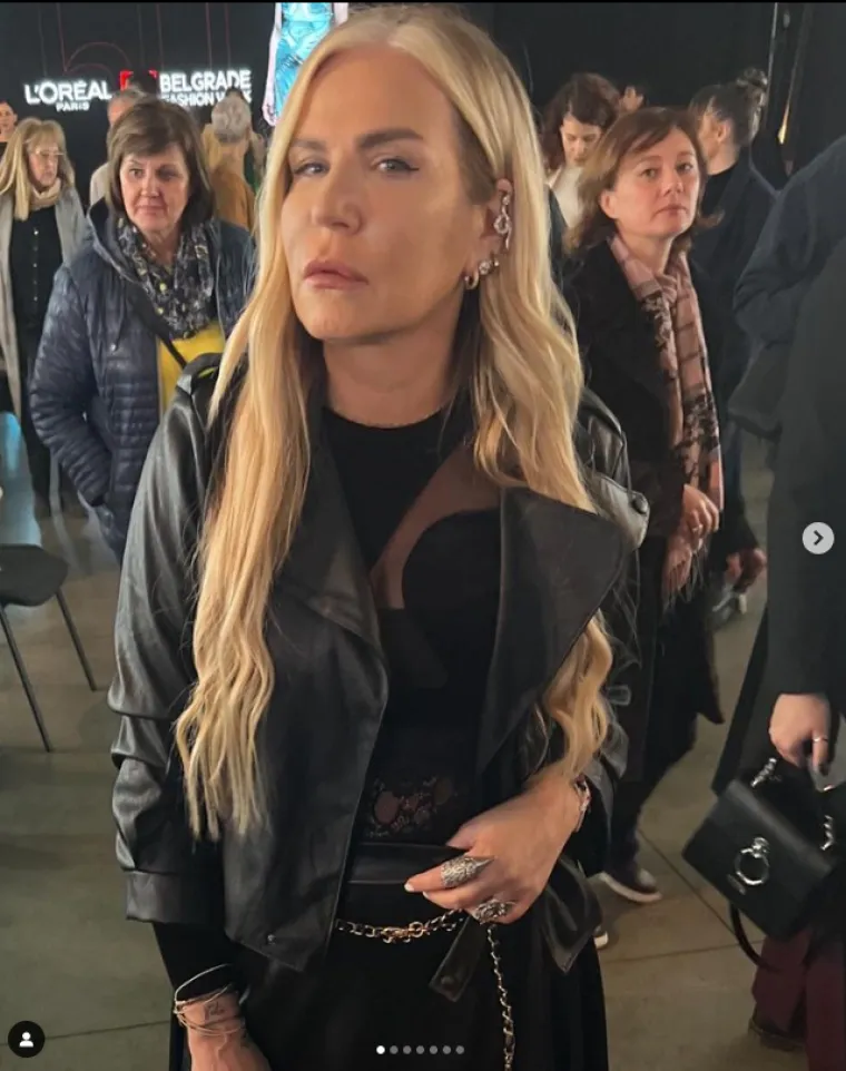 &quot;Otišla sam na inicijaciju, vratila sam se kući, legla na krevet i tada počinje horor. Kroz cijelu moju sobu su gmizale zmije, osjećala sam prisustvo zla, kao da se sav mogući mrak i sve što je loše na kugli zemaljskoj našlo u mojoj sobi. Tjera te neki đavao da gledaš to. To sam gledala i shvatila sam da mi nije dobro, da sam na strani tame&quot;, kazala je novinarka.