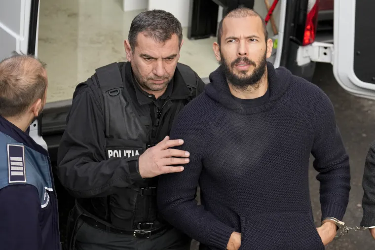 Andrew Tate već je mjesec dana iza rešetaka. Pogledajte kako izgleda s lisičinama na rukama