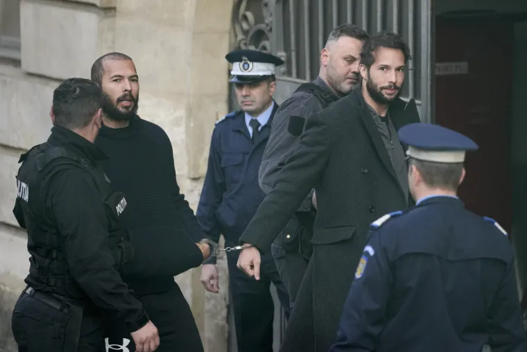 Andrew Tate već je mjesec dana iza rešetaka. Pogledajte kako izgleda s lisičinama na rukama