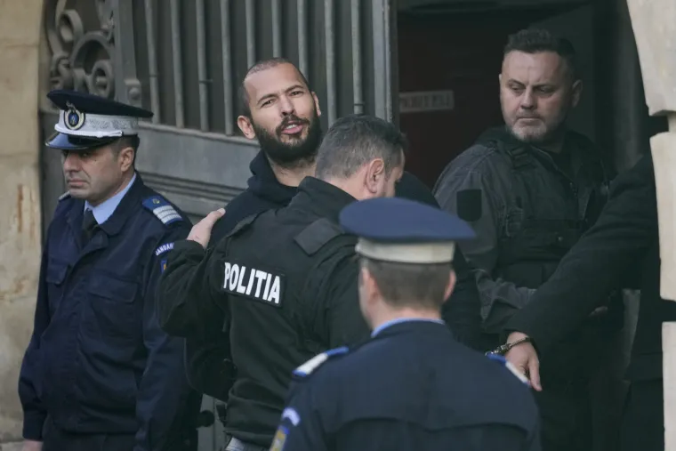 Andrew Tate već je mjesec dana iza rešetaka. Pogledajte kako izgleda s lisičinama na rukama