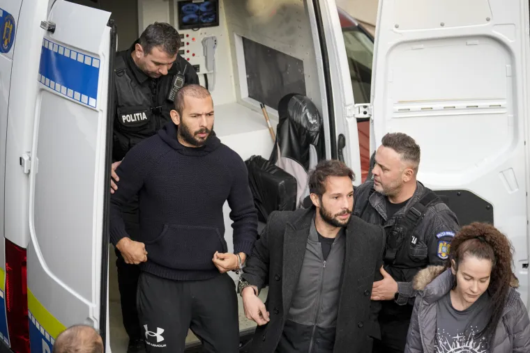 Andrew Tate već je mjesec dana iza rešetaka. Pogledajte kako izgleda s lisičinama na rukama