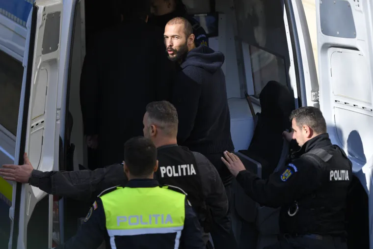 Andrew Tate već je mjesec dana iza rešetaka. Pogledajte kako izgleda s lisičinama na rukama