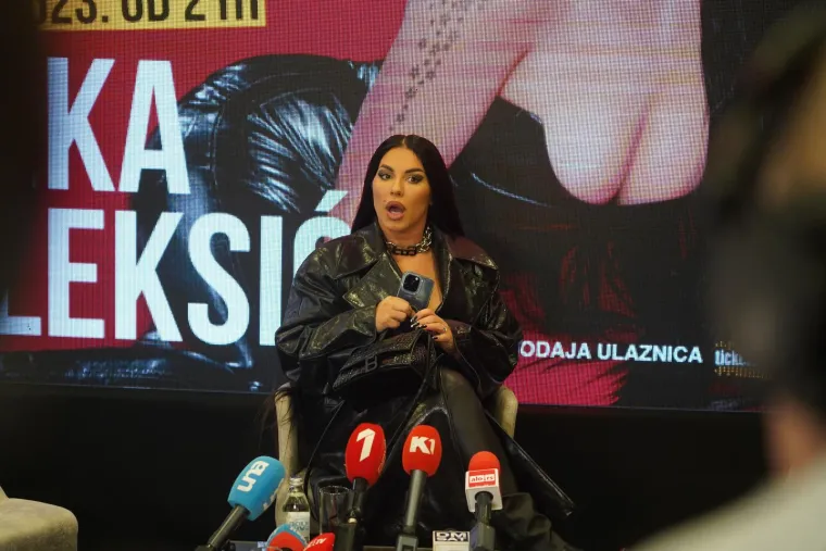 Ma tko bi zanosnoj Seki dao 41 godinu? Fatalnoj turbo-folk zvijezdi nakon ovih slika dajemo, brat bratu, 25!