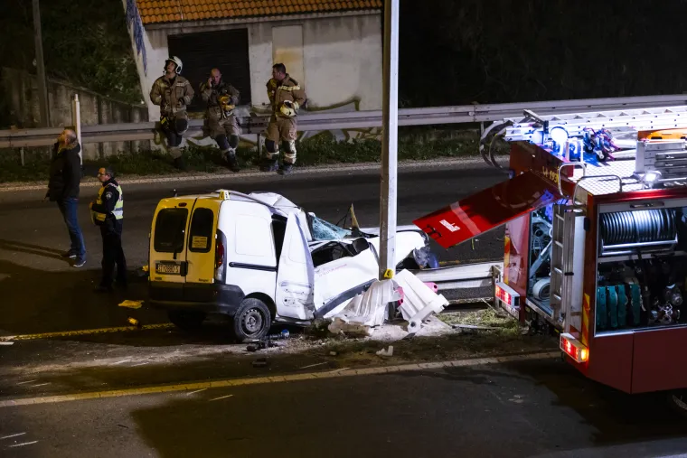 Vozač sletio s nadvožnjaka i poginuo. Policija moli za pomoć