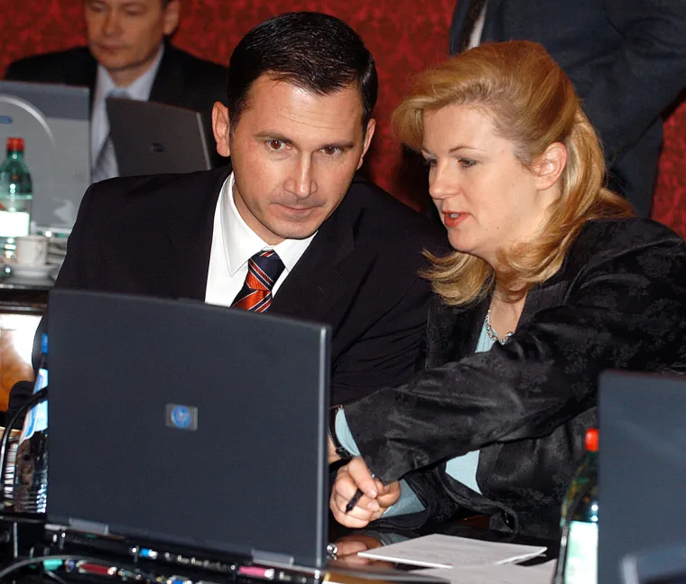 Kolinda oduševila fotografijom iz Međugorja. Prisjetili smo se njezinih izdanja zadnjih 15 godina - od narodne nošnje do maskirne kape