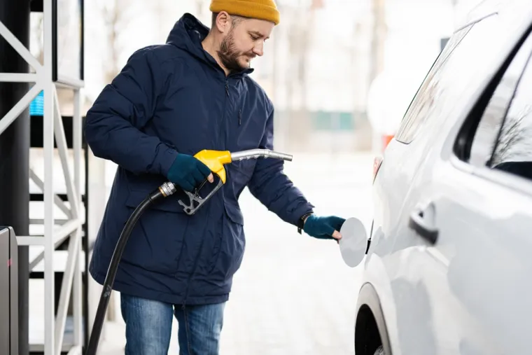 Zatim je savjetovao da prvo napunite automobil u hladnijim danima kako biste dobili više goriva.