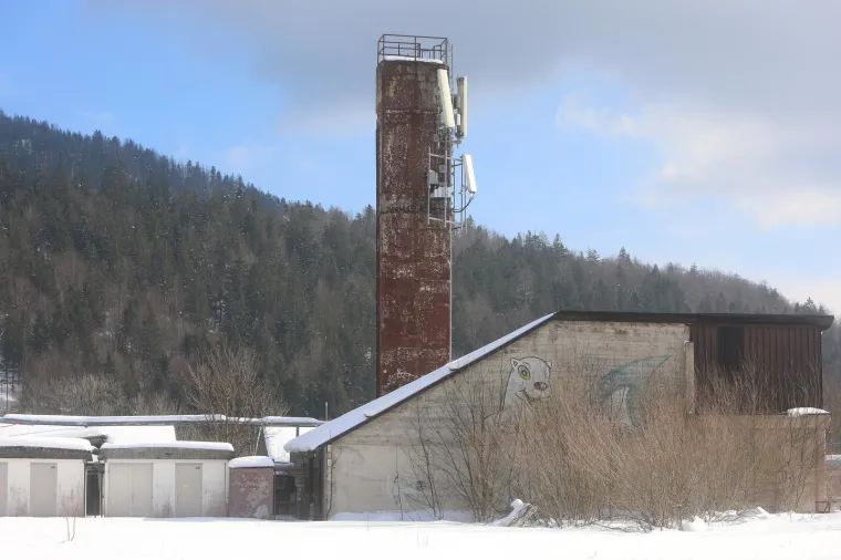 Podsjetimo, HOC Bjelolasica je stradao u požaru sad već davne 2011. godine kada je vatra zahvatila središnju zgradu gdje je nekoć bila smještena uprava, restoran, teretana i sauna. Tada je najavljeno da će obnova potrajati između 6 i 12 mjeseci no 12 godina kasnije ništa se nije pomaknulo s mrtve točke