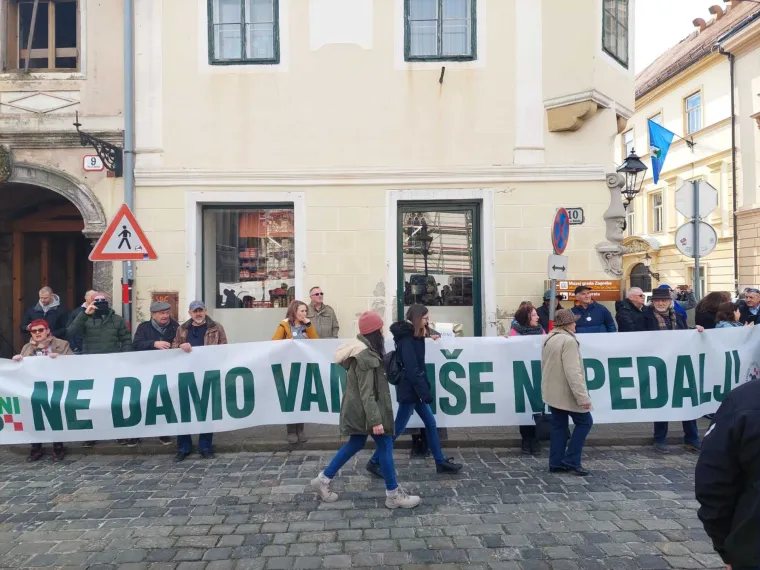 Građani prosvjedovali protiv Prijedloga Zakona o pomorskom dobru: 'Nije ti ćaćino'
