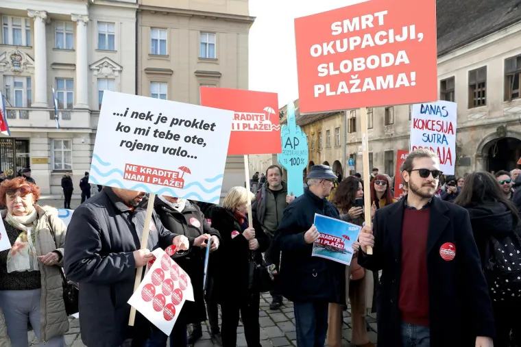 U podne je na Markovu trgu počeo prosvjed u organizaciji građanske inicijative &quot;Javno je dobro&quot; zbog novog prijedloga Zakona o pomorskom dobru kojim se, kažu, pogoduje koncesionarima i tome da se privatizira obala koja je javno dobro i treba biti dostupna svima.