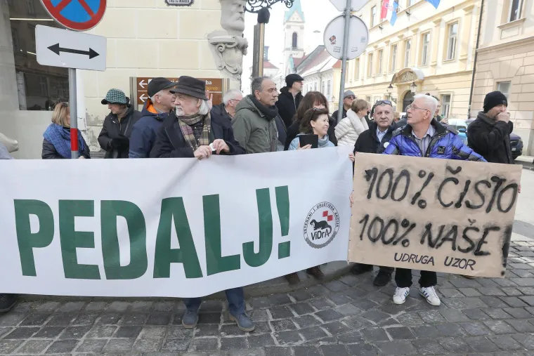Reporterka N1 razgovarala je s predsjednikom Otočnog sabora, udruge za razvitak hrvatskih otoka, Denisom Barićem. On kaže da od vladajućih očekuju da vide da su pogriješili sa zakonom, da ga povuku i usklade s Ustavom i ostalim zakonima te s regulativama EU-a iz 2014.