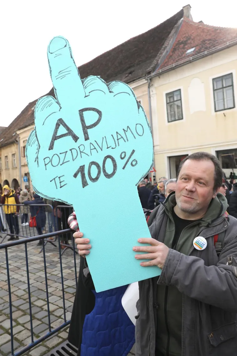 Velik broj građana okupio se na Markovu trgu, a stigli su organizirano iz Makarske, Splita, Zadra, Istre, Ilovika…