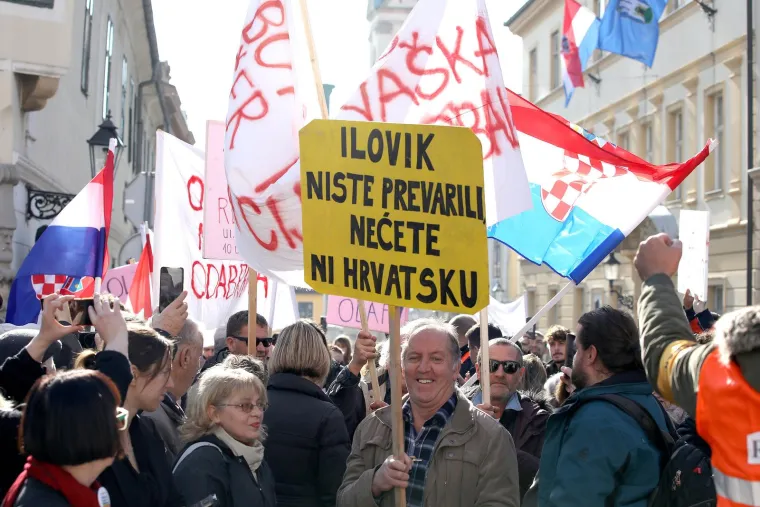 Također je istaknuo da je Hrvatska dobila sredstva iz EU-a, a u programu Vlade stoji turizam i pomorsko dobro. &quot;To znači da je ovo pogodovanje gospodarstvenicima da mogu povlačiti sredstva za svoju uzurpaciju pomorskog dobra&quot;, napomenuo je Barić.