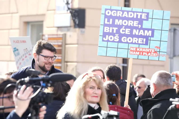 Veliki prosvjed na Markovu trgu, Plenkoviću se neće svidjeti poruke: 'Banke bi mogle postati vlasnici pomorskog dobra!'