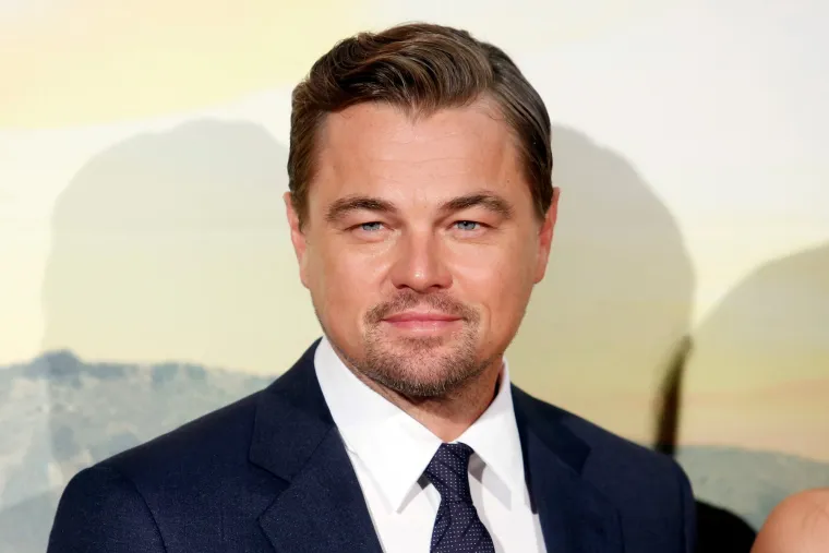 Leonardo je kratko ljubio i suprugu Ryana Reynoldsa Blake Lively. Za vrijeme njihove veze Blake je imala 23 godine, a romansa je trajala godinu dana. Bliski izvor rekao je kako je do prekida veze došlo jer se DiCaprio tada previše posvetio svojoj ulozi na snimanju filma &apos;&apos;The Great Gatsby&apos;&apos;.

