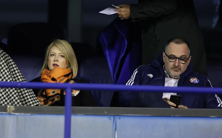 Sam Antolić se oglasio nakon toga i poručio kako je to nastavak dvomjesečne kampanje protiv njega &apos;jer se otvoreno suprotstavio nelegalnim i nezakonitim pokušajima interesne skupine pod vodstvom Zdravka Mamića da utječe na poslovanje kluba&apos;.